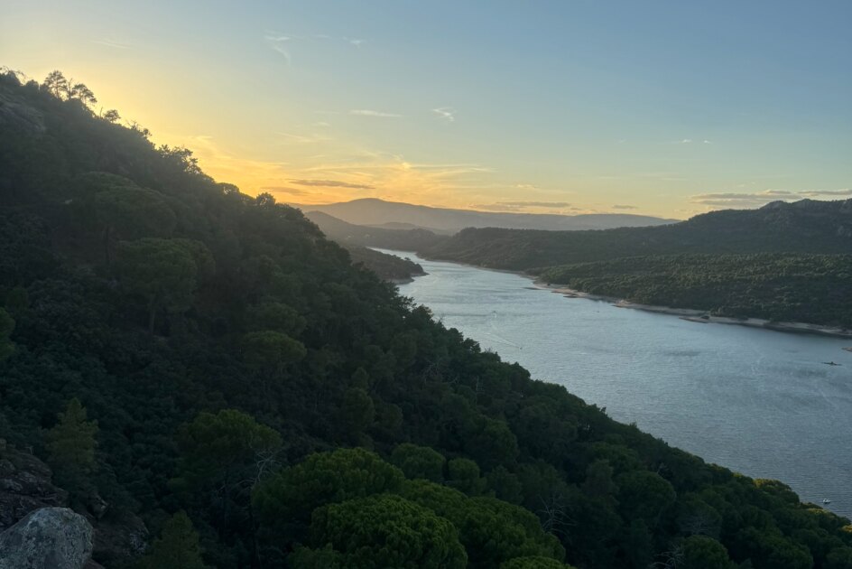 Vista del Pantano de San Juan al atardecer entre montes y pinares